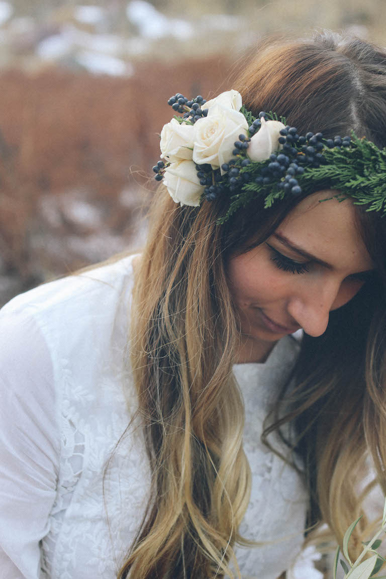 Headpiece with roses, cedar and blue berries for a winter wedding